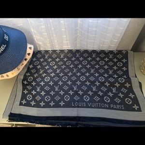 My mom bought this for me. It’s navy lv